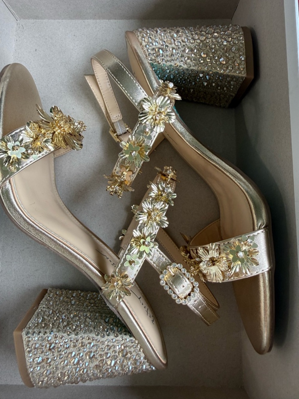 ❤️🎁Betsey Johnson Gold Floral Embellished Block Heel Sandal - Picture 5 of 6